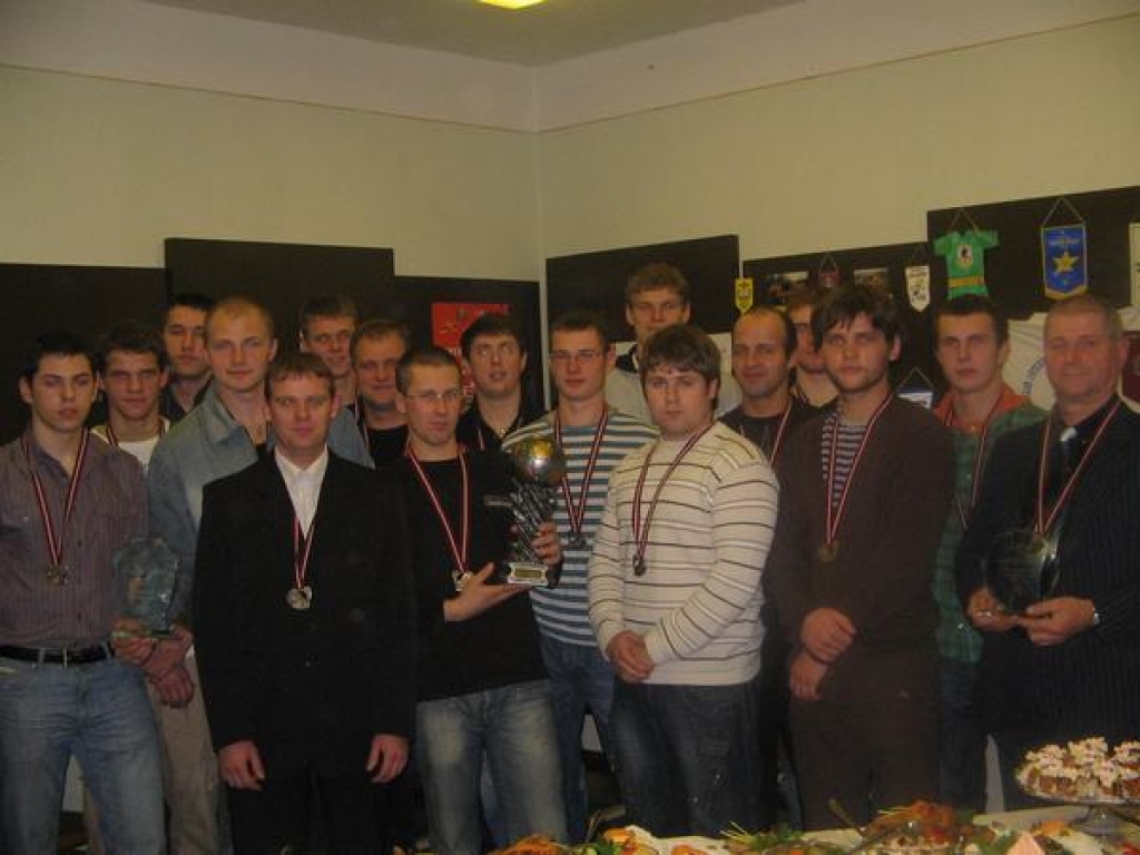 SUDRABA KOMANDA — šo augsto godalgu Pļaviņu futbolisti ir godam nopelnījuši. 