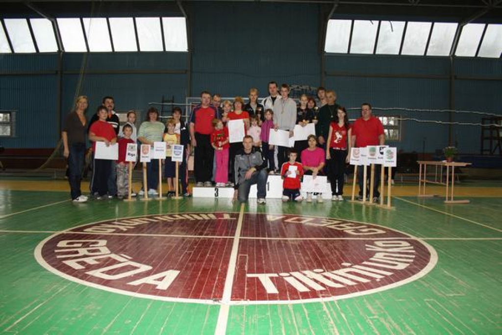 KĀ LIELA DRAUDZĪGA SAIME. Ģimeņu sporta dienas dalībnieki Neretas vidusskolas angārā pēc sacensībām. 