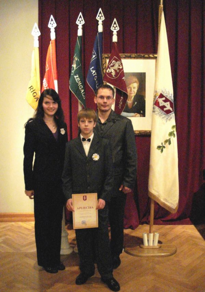 PĒC APBALVOŠANAS. 509. vienības labākie jaunsargi Liene Miezīte, Edmunds Zālītis un instruktors Gints Kokins Vēstures un kuģniecības muzejā. 