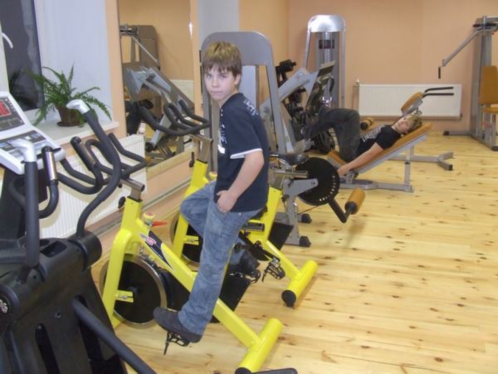 TRENĒJAS. Jaunieši fitnesa centrā pagaidām ir reti viesi. Taču centra saimnieki pārliecināti, ka ar laiku situācija mainīsies.