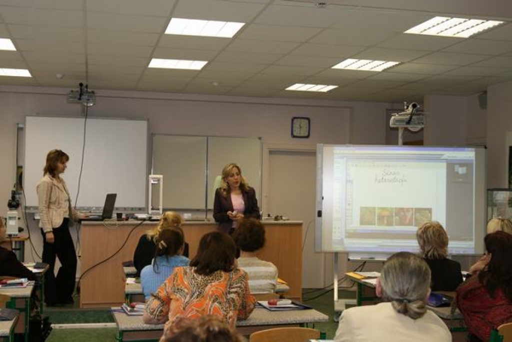 MODERNA STUNDA. Lana Ivanova (no kreisās) un Evita Valdberga un vada nodarbību bioloģijas darbnīcā.