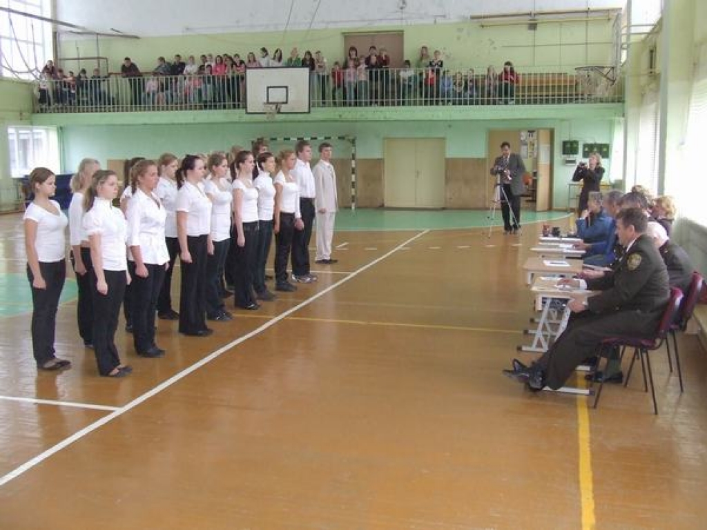 LABĀKIE. Stalti soļo 11.a klases komanda — šīgada ierindas skates uzvarētāja.