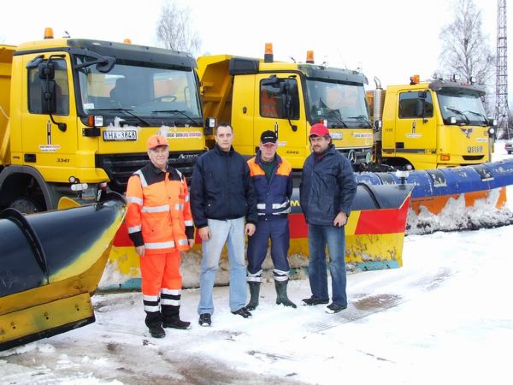 PIEREDZĒJUŠI VĪRI. Ivans Ivanovs (no kreisās), Andris Dedela, Anatolijs Tolkačovs un Andris Baltābols jau tīrījuši pirmo šīgada sniegu.