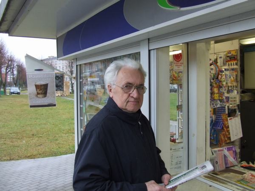 Pastāvīgais klients. “Katru dienu te iepērkos, kiosku nevajadzētu slēgt,” saka aizkrauklietis Romāns Auzarējs — Auzers.