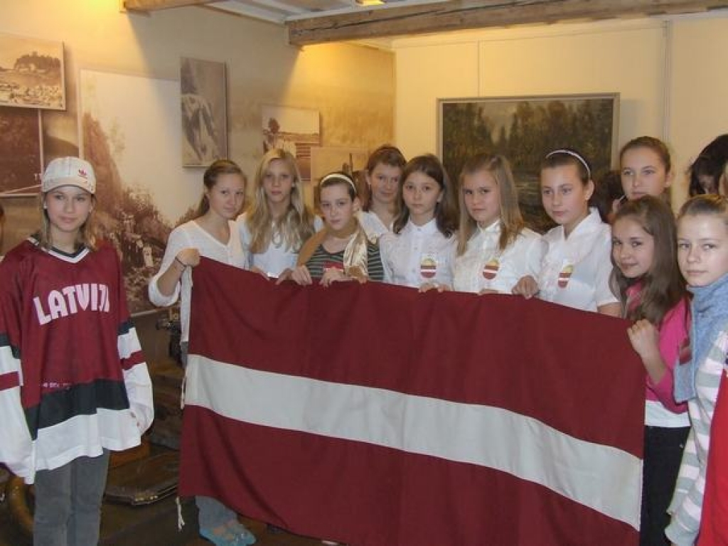 APSKATA PIRMIE. Pēc konkursa skolēni muzejā apskatīja izstādi “Daugavas krastu likteņstāsti”, ko atklās 18. novembrī.