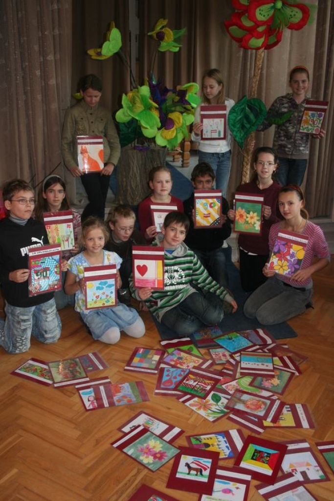 Dāvana. Mākslas skolas bērni ar saviem veltījumiem Latvijai.    