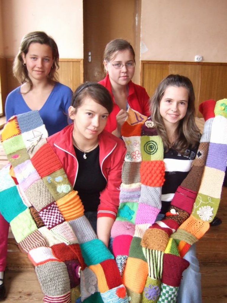 SEGA TOP. Kvadrātus kārto un šuj 9. klases meitenes — Daiga Strautiņa (no kreisās), Santa Zaščerinska, Sanda Dābola un Zane Vaļule. 