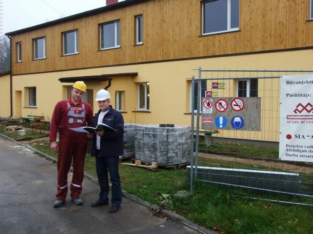 DARBI SOKAS. Aprūpes centra atjaunojamā korpusa būvdarbu kvalitāti uzrauga darbu vadītājs Viktors Dudars (no labās) un brigadieris Dzintars Dudarevs. 