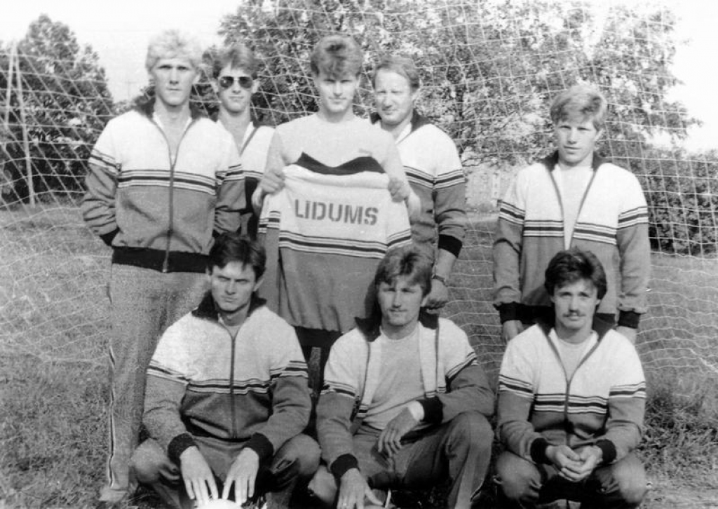 Pirms 20 gadiem. Iršu pagasta padomes priekšsēdētājs Pēteris Keišs (otrajā rindā otrais no labās) un Iršu komanda “Līdums” 1986. gadā. 