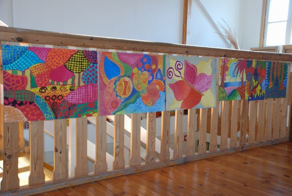 Mājīgi un krāšņi. Mākslas skolas audzēkņu radītie darbi izdaiļo skolu.