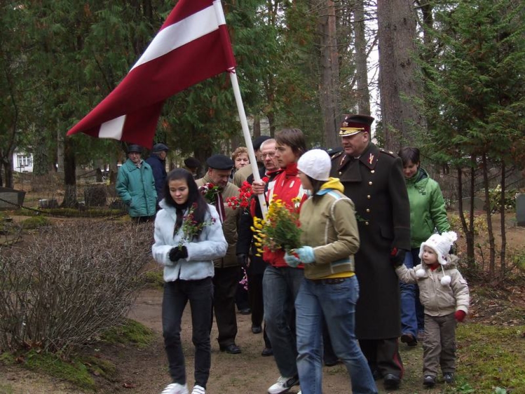 Varoņus neaizmirst! Jaunjelgavas jaunieši kopā ar NBS virsniekiem dodas pie brīvības cīnītāju pieminekļa. 