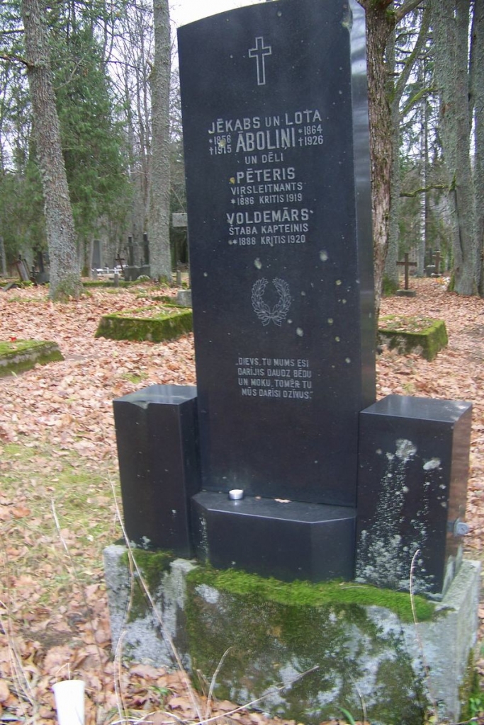 DZIMTAS PIEMINEKLIS. Tajā iegravēti arī abu brīvības cīnītāju vārdi.