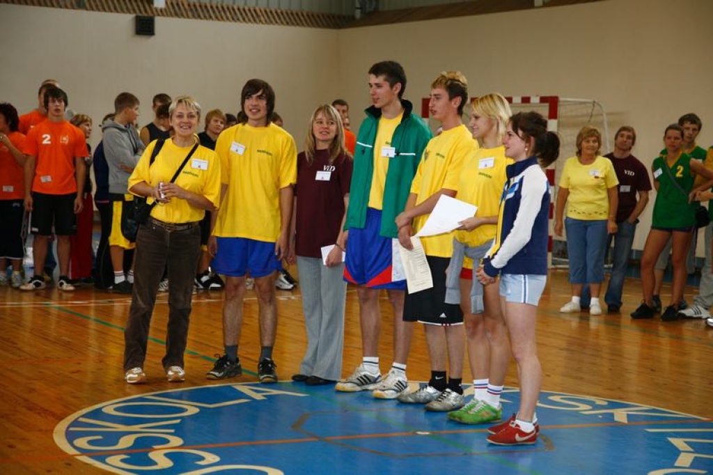 SKRĪVERIEŠU “UZNĀCIENS”. Par Skrīveriem stāsta komandas dalībnieki un skolotāja Silvija Strautmane (no kreisās), trešā no kreisās — VID Aizkraukles nodaļas darbiniece Žanna Tīsa.