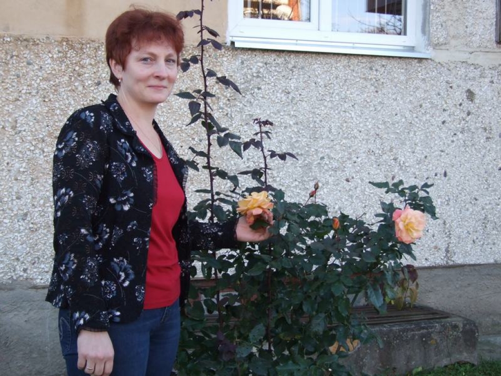 KĀ ROZE. “Cilvēkam kā rozei — vajag arī pa kādam ērkšķim,” pārliecināta skolotāja Maruta Zālīte.