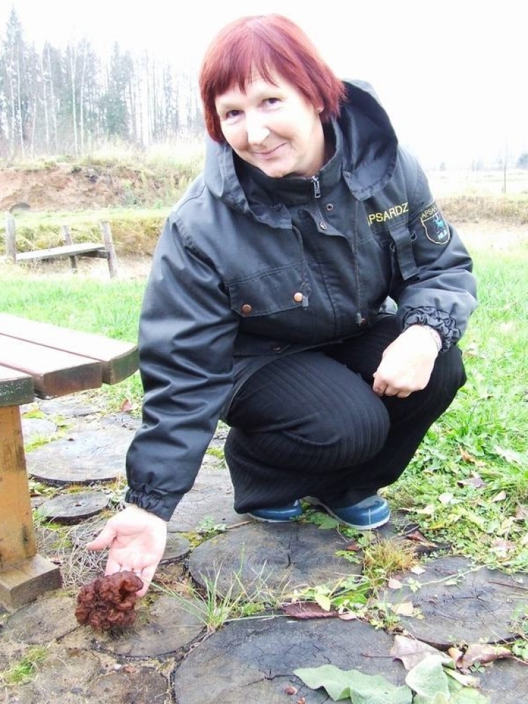 Neparasta ''dekorācija''. Anita Bērziņa rāda rumpausi.