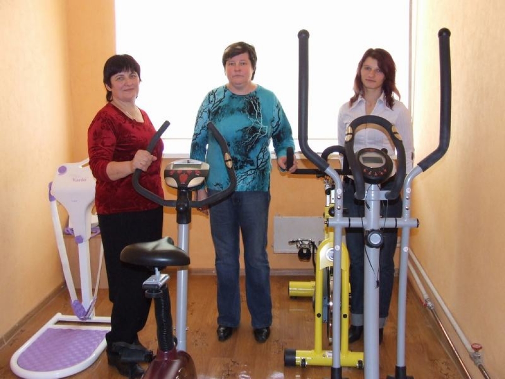 VIETA VESELĪBAS UZLABOŠANAI. “Vēveru” valdes priekšsēdētāja Iveta Arāja (vidū), Pilskalnes pagasta lauku attīstības speciāliste Danute Avena (no kreisās) un administratore Ļuba Markoviča trenažieru zālē. 