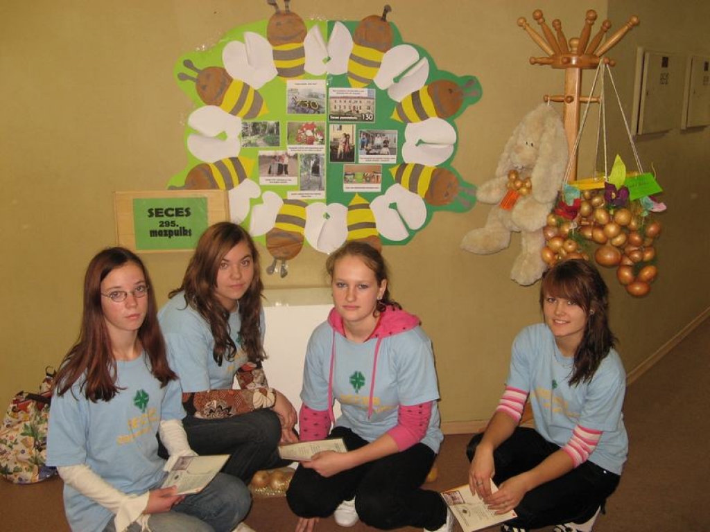 SECES MAZPULKA DALĪBNIECES: Līga Vaišle (no kreisās), Linda Ķirša, Elīna Madlinska un Marta Mencendorfa. 