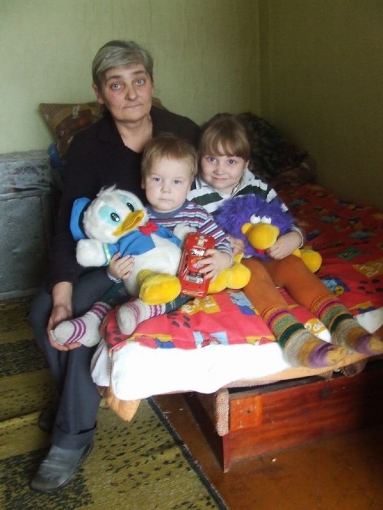 DZĪVE JĀSĀK NO JAUNA. Valda Ščeglova ar mazbērniem Sandiju un Denisu visiem, kuri palīdzēja, saka sirsnīgu paldies. 