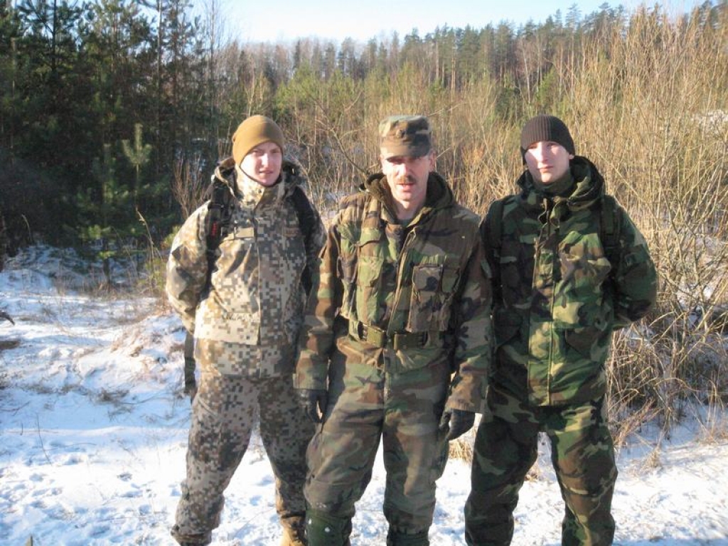 Ar bijušajiem audzēkņiem. No kreisās: bijušais 510. jaunsargu vienības jaunsargs Oskars Lauciņš, šobrīd dien, ātrās reaģēšanas vadā militārajā policijā. Imants Kravalis, 510. jaunsargu vienības instruktors, Einārs Staņislavskis, Ādažu 1. kājnieku bataljona kareivis.