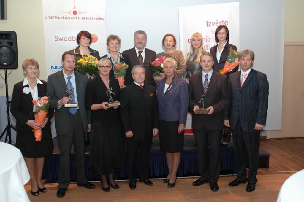 GANDARĪJUMS. Par nominēšanu efektīvas pārvaldības 2008. gada balvai un saņemto Atzinības rakstu gandarītas centra “Mēmele” direktore Mārīte Grigāne (no kreisās).