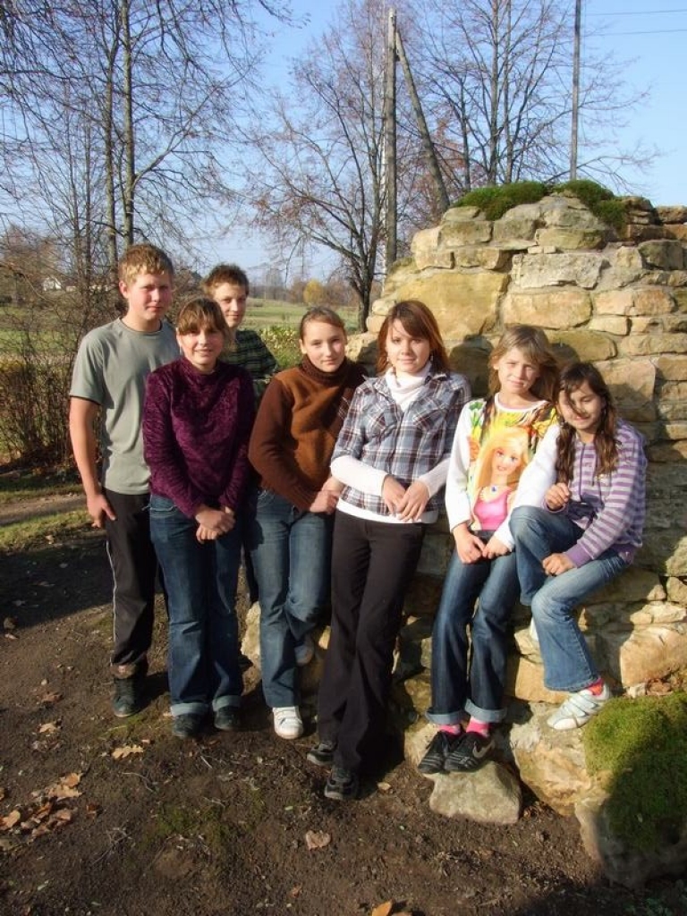 “Gaismas skolēni”. No kreisās: Edmunds Lejiņš, Kristaps Dobulāns, Samanta Lāce, Lauma Ločmele, Mairita Tišonoka, Laura Santa Ungure un Megija Apale. 