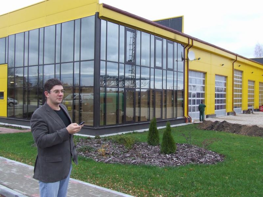 DOMĀTS KLIENTU ĒRTĪBĀM. Ģirts Pauriņš stāsta, ka jaunajās telpās padomāts ne tikai par klientu, bet arī darbinieku ērtībām. 