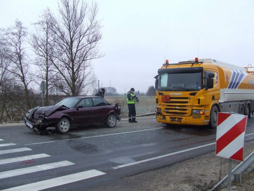 SADURSME. Audi markas automašīna pēc spēcīgā trieciena vairs nav atjaunojama. 