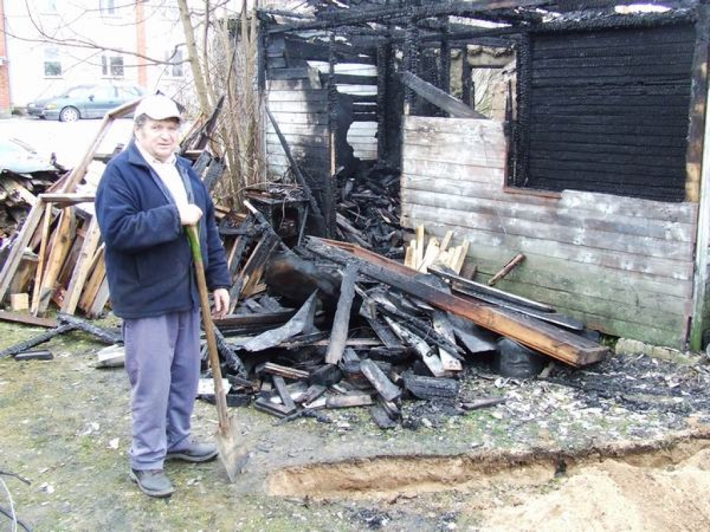 JĀATJAUNO ELEKTRĪBA. Alberts Stupāns rok tranšeju elektrības kabelim. Vecais bija novilkts gar nodegušo māju un sadega. 