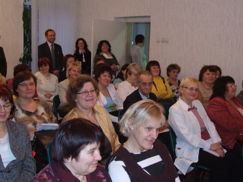 SMAIDA PAR REKLĀMU. Konferences dalībnieki noskatījās īpaši iestudētu reklāmu par utīm, un tā viņos izraisīja smaidu.