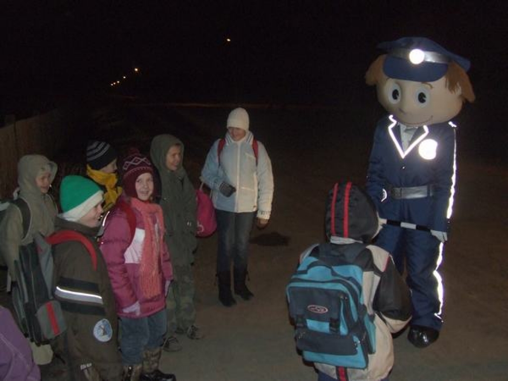 Daudzevas ieliņas vēl tinās tumsā, kad Atstarotāju policists Jānis kopā ar palīgiem — Aizkraukles policijas pārvaldes kārtības policijas biroja 2. nodaļas vecāko inspektori Mārīti Zirni, Daudzeses pamatskolas direktoru Valdi Puidu un...
Autors: Indulis Burka
