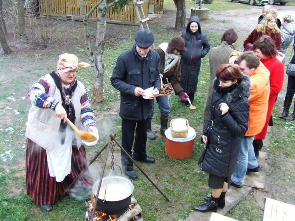 Koknesē, Lakstīgalu ielā 4, atklāja SIA “Kāpiņa” amatniecības darbnīcu un atpūtas centru “Mazā kāpa”. Tā saimniece un dvēsele ir koknesiete ādas apstrādes meistare pagasta padomes deputāte Inese Kāpiņa.
Autors: Indulis Burka