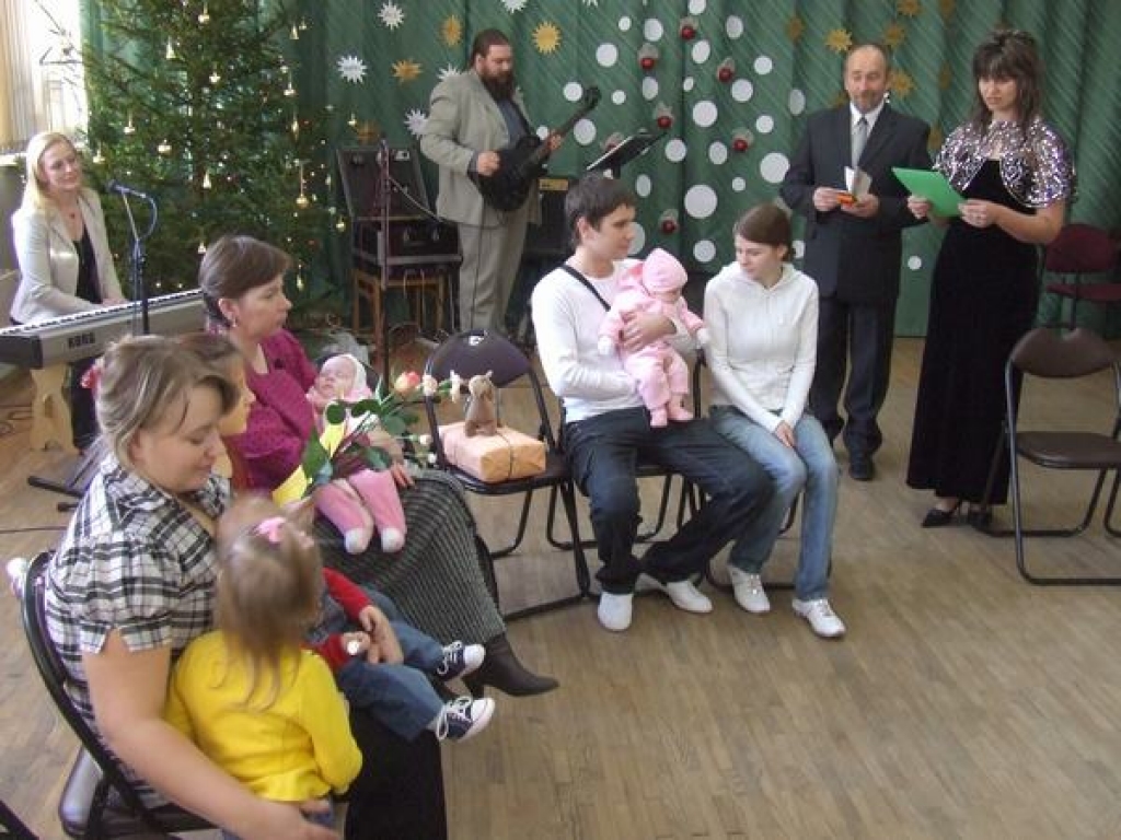 “IR NOTICIS BRĪNUMS!” Bērna piedzimšana arī ir brīnums. Tāpēc šos vārdus Daudzeses pagasta padomes priekšsēdētājs Guntis Ozoliņš un kultūras darba organizatore Rudīte Nāzare, sveicot jaundzimušos, teica divpadsmit reižu. 