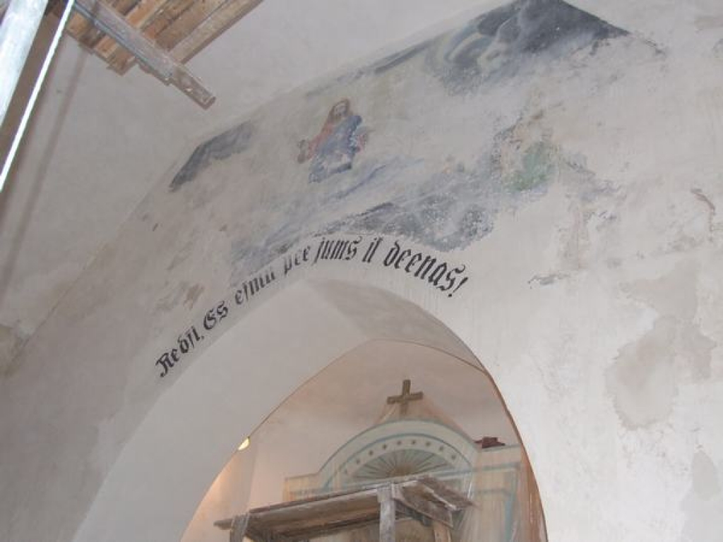 AIZKRĀSOTS. Zem krīta slāņa atklāts gleznojums, kuru draudze līdz nākamā gada vidum cer atjaunot tā sākotnējā krāšņumā. 