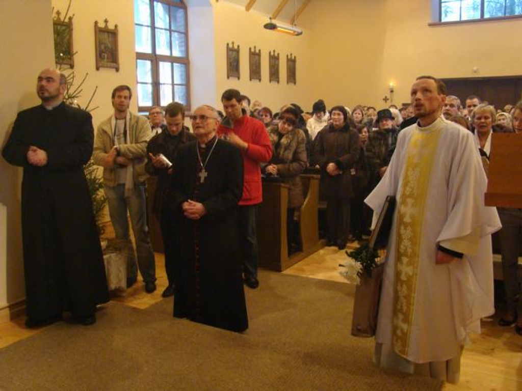 LŪDZ PAR JAUNO BAZNĪCU. Kardināls Jānis Pujats (vidū) iesvēta Vecbebru dievnamu.