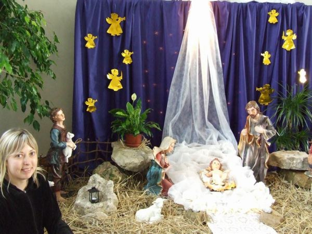 DOMĀS UN REALITĀTĒ. Ilze Možeika iztēlojas un miniatūrā atveido Jēzus piedzimšanas ainu.