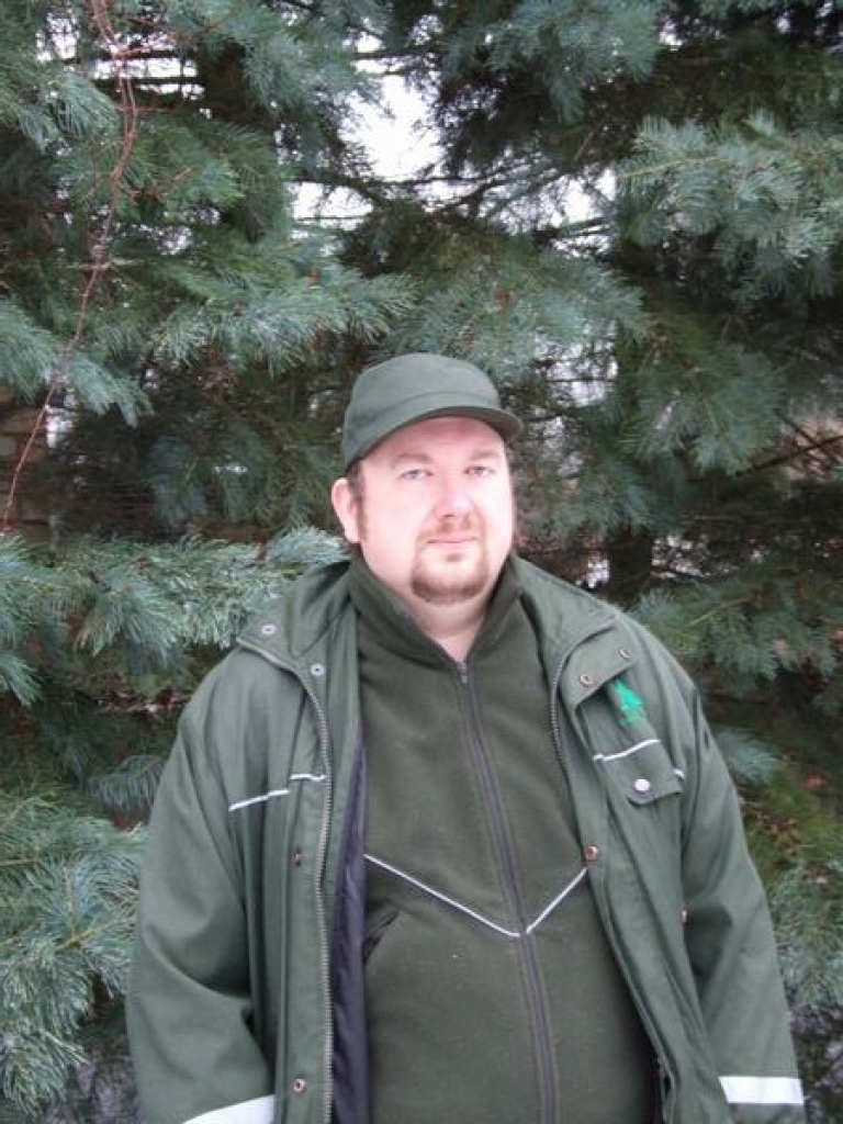Ziemassvētku egļu speciālists. Uzrakstīt par  Daudzeses mežniecības mežsargu Andri Akotu 