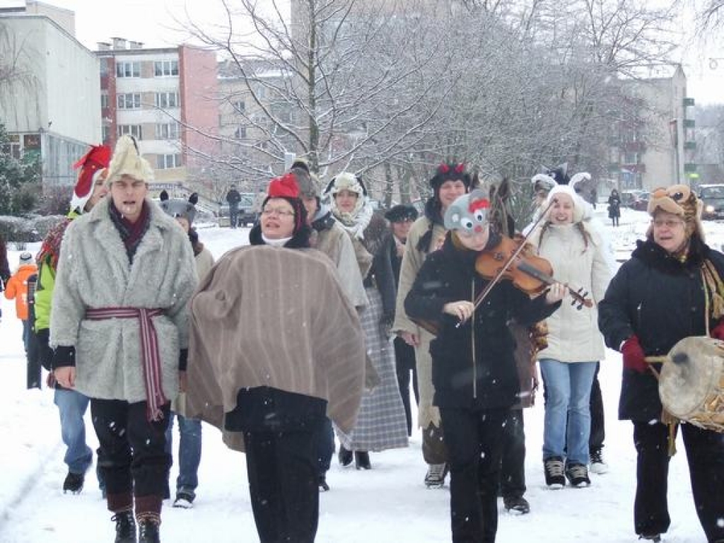 ĶEKATNIEKI NĀK! Aizkraukliešus ar jautru muzicēšanu sveic folkloras kopa “Rija”. No kreisās — kopas vadītājs Druvis Rijnieks. 