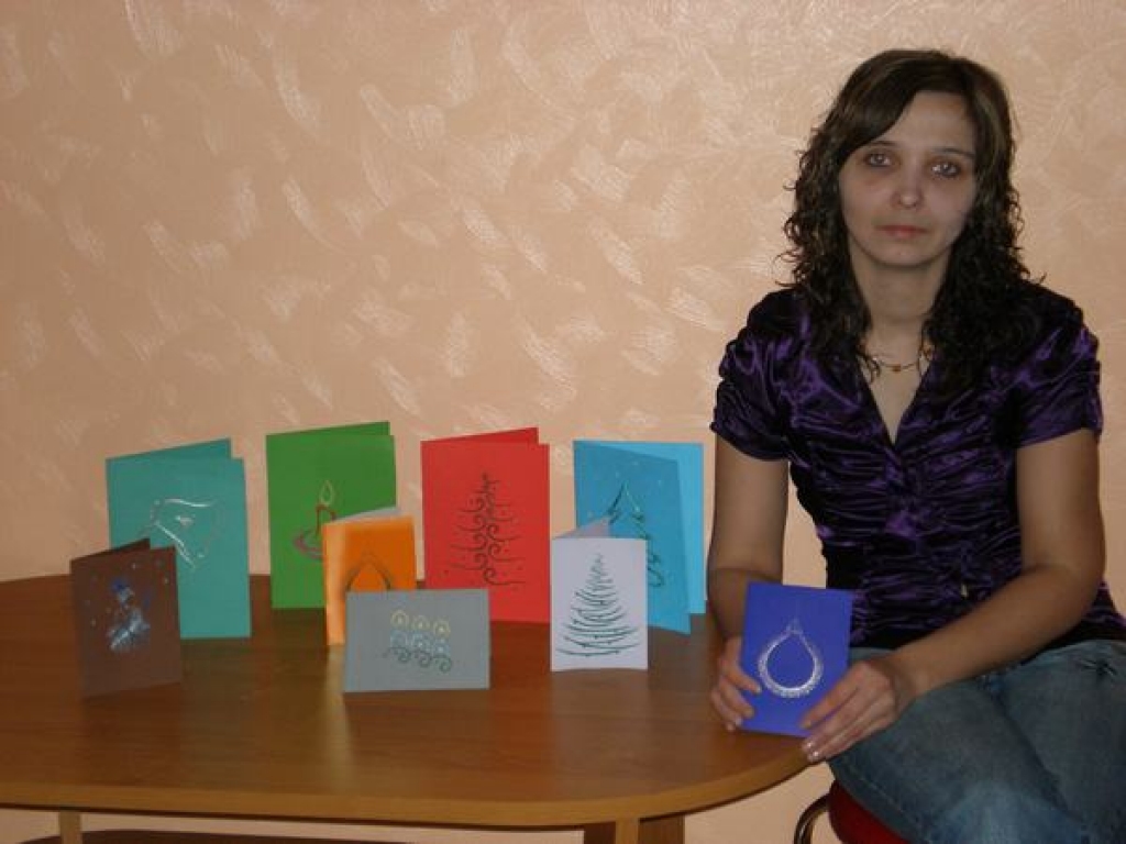 KATRS APSVEIKUMS —  ĪPAŠS. Kristīnei Strodei ir palikušas vien dažas Ziemassvētku kartītes. Lielāko daļu no tām viņa nosūtījusi radiem un draugiem.