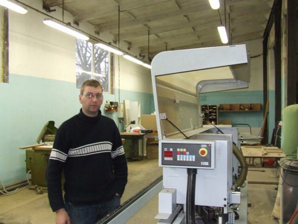 Jaunās “gudrās” mašīnas. Darbu vadītājs Kaspars Šteinbergs izrāda nesen iegādātos jaunos darbgaldus. 