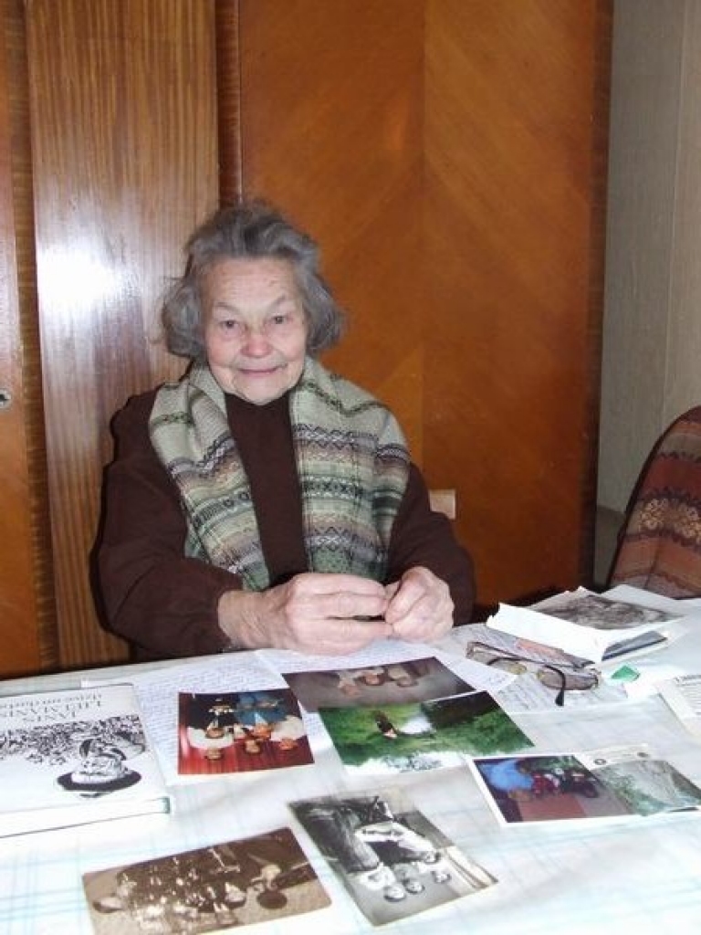 ĢIMENES VĒSTURE. Kad ir brīvs brīdis, Jautrītes kundze pieraksta atmiņas un pārcilā  fotoalbumus.  