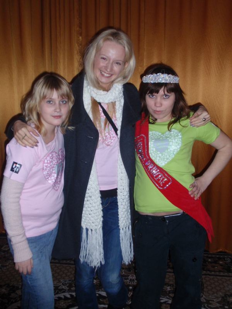 Visu iemīļota. Princese Katrīna (vidū) ar bērnunama “Dzeguzīte” audzēknēm Inesi no labās un Elitu.