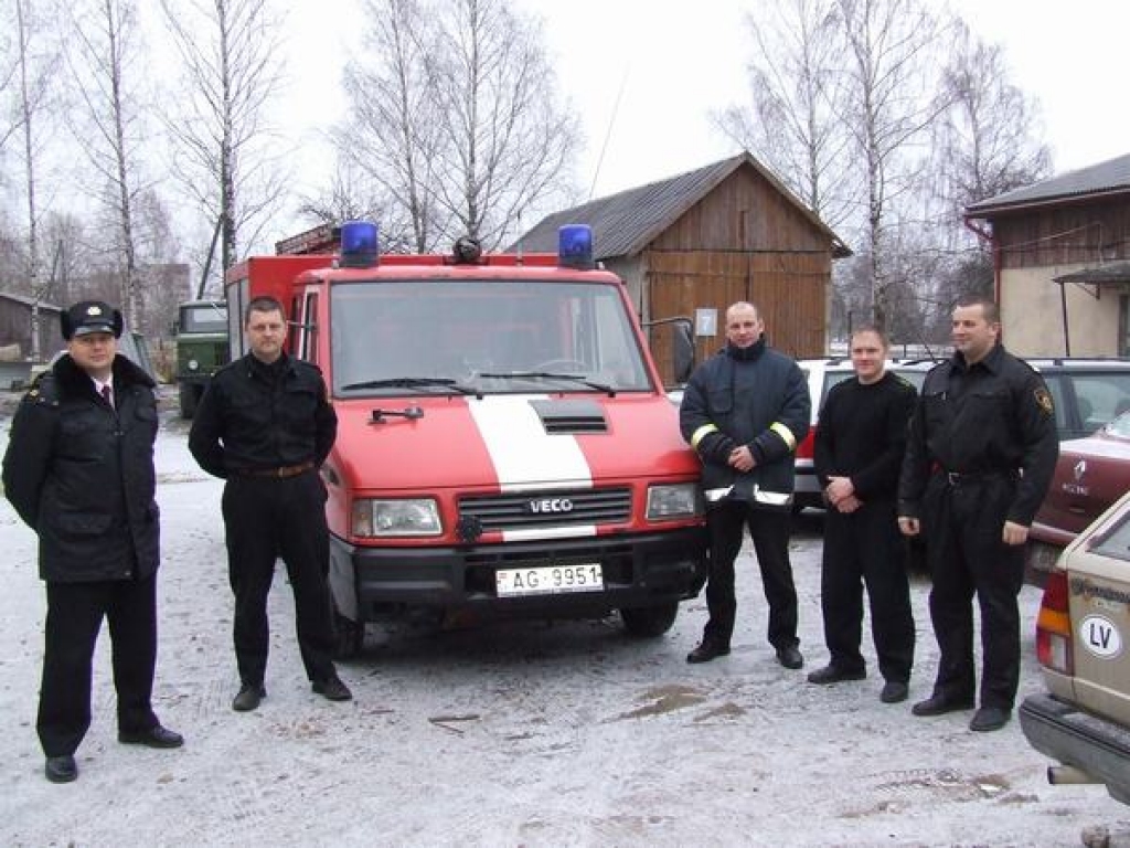 Lietota, bet laba. VUGD Aizkraukles brigādes ugunsdzēsēji pie saņemtās automašīnas: Jaunjelgavas posteņa komandieris Mihails Maškovs (no kreisās), vada komandiera vietnieks Normunds Kalniņš, autovadītājs Edgars Savickis, vada komandieris Kaspars Ļebedjevs un nodaļas komandieris Zigmārs Savokins.