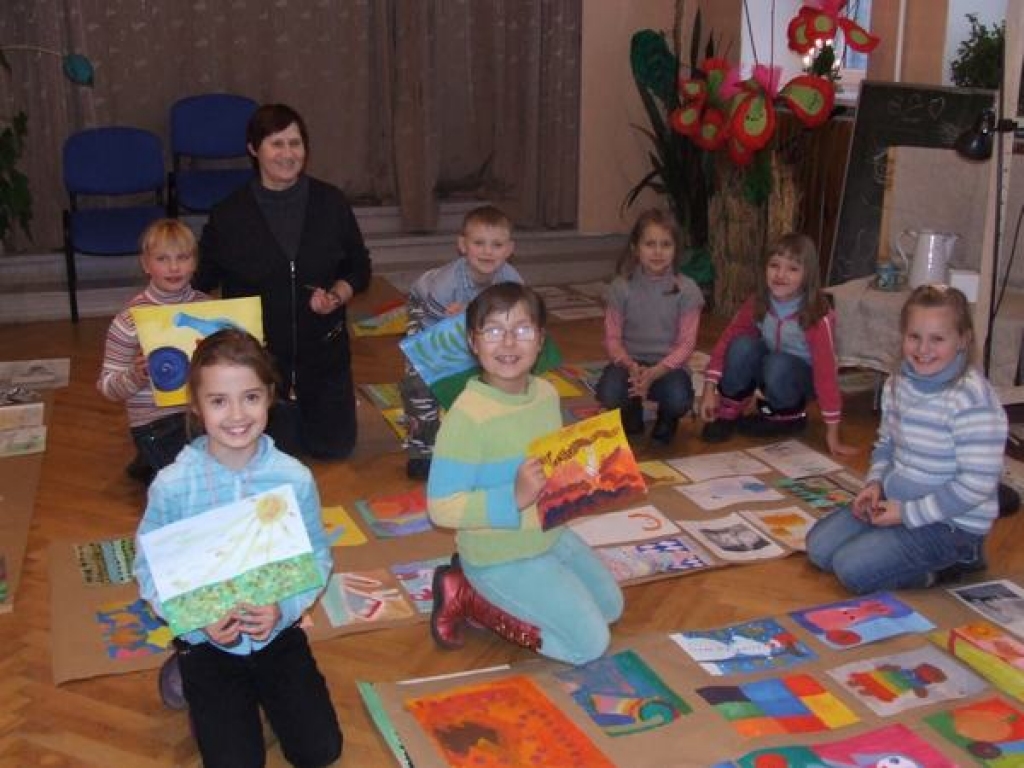 MAZIE MĀKSLINIEKI. Kopā ar skolotāju Ināru Zenfu darbus pārskata viņas audzēkņi Mārīte (pirmā no labās), Veronika, Samanta, otrajā rindā no kreisās — Viktorija, Rimants, Aiva un Līva.