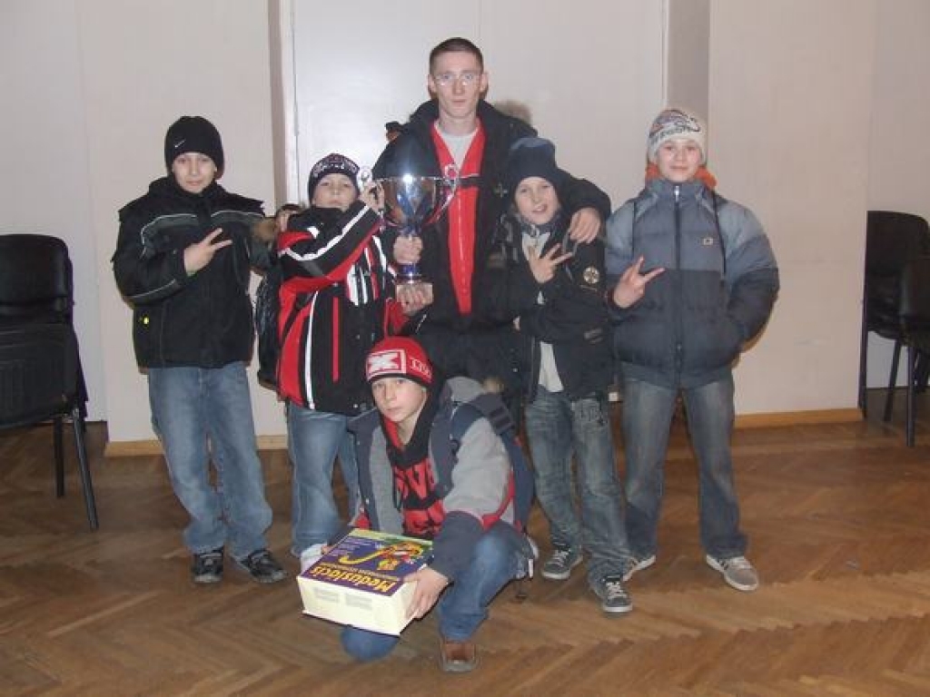 Godam nopelnīts. Jēkabpils breikeru komanda “JumpB — Boy” ar izcīnīto kausu. 