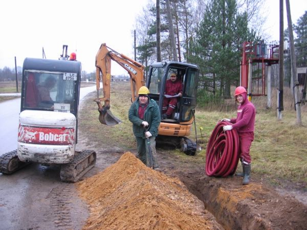 DRĪZ BŪS GATAVS. SIA “Kvēle” strādnieki sola, ka Pilskalnes centrā ielu apgaismojumu varēs iedegt šīgada pēdējās dienās. 