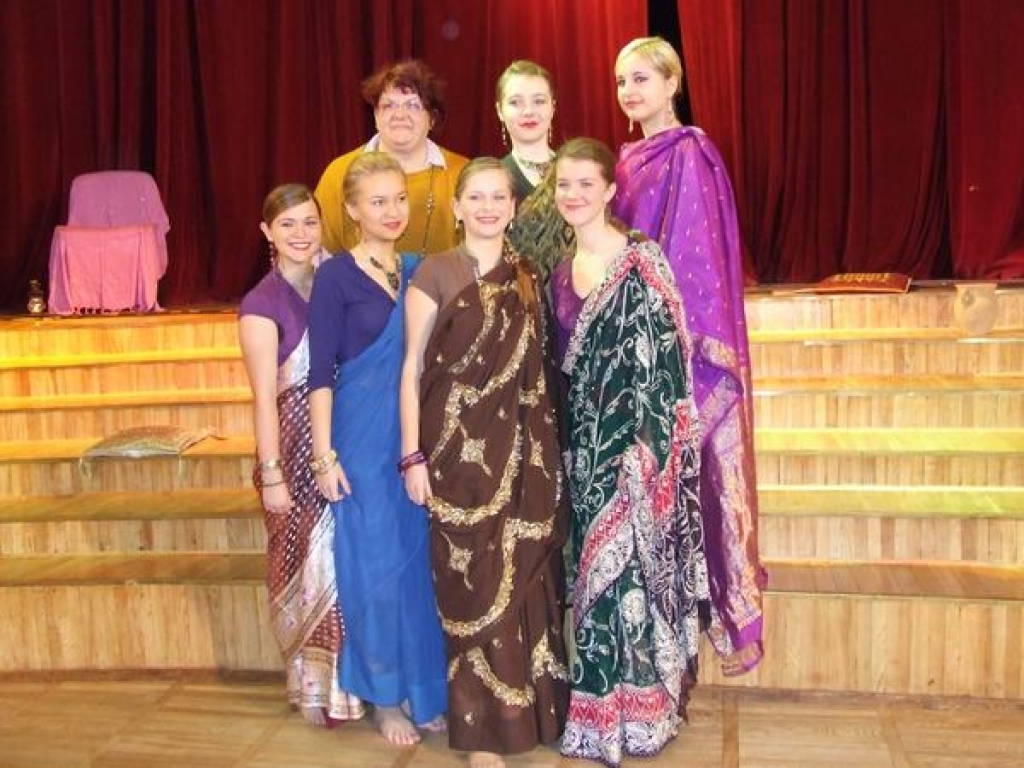  Gluži kā indietes. Aizkraukles bērnu un jauniešu centra teātra studijas dalībnieces ar režisori Ingunu Strazdiņu.