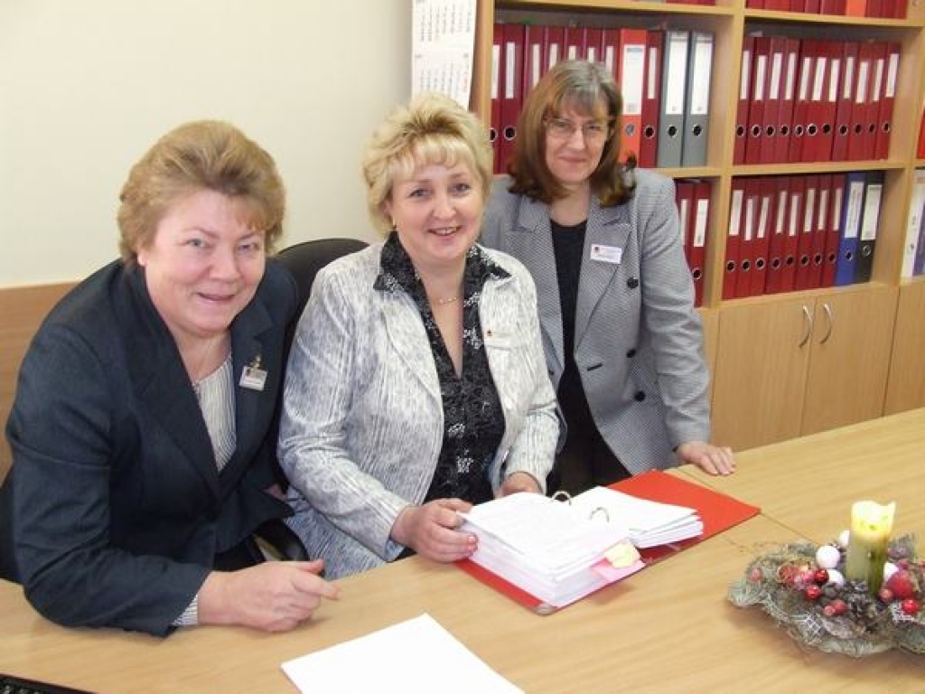 APGŪST JAUNO. VID Aizkraukles nodaļas nodokļu maksātāju konsultāciju daļas inspektores Veneranda Koklače (no kreisās) un Marija Slippe kopā ar priekšnieci Lilitu Petkūni (vidū) iedziļinās nodokļu izmaiņās no 2009. gada.