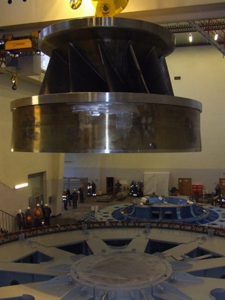 Kustība sākusies! 100 tonnu smago turbīnas ratu pārvieto ar lielu piesardzību.