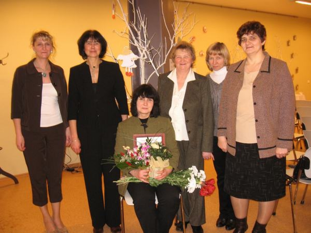 Kolēģes atbalsta. Tatjana Rjazanova (sēž) kopā ar Aizkraukles kolēģēm no labās — Valentīnu Laizāni, Ivetu Zemzariņu, Āriju Ozolu un Liepājas kolēģēm  — Ilgu Erbu un Gitu Švarci svinīgajā godināšanā Liepājā.