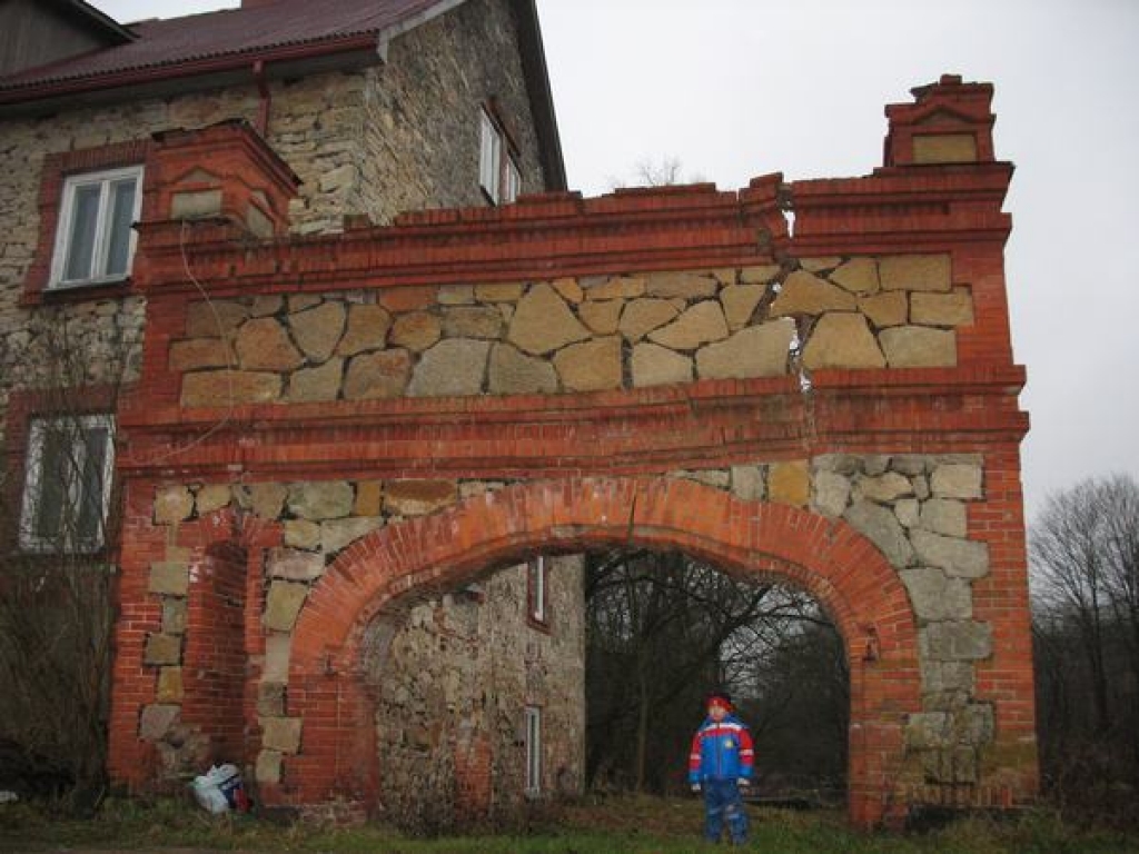 Dzīvībai bīstami! Celtne blakus namam Tilta ielā 1.